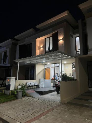 Vue extérieure,  avec 1&nbsp;chambre(s) de 5.1&nbsp;m² et 1&nbsp;salle(s) de bains privée(s) à Cikupa ( KOSTAYCATION FRONT OF KAMPUS ESA UNGGUL TANGERANG) in Tangerang