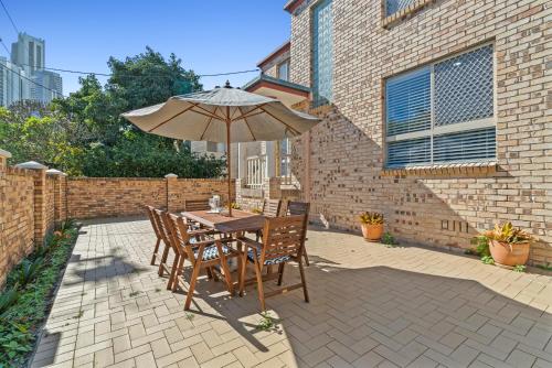 Surfers Enclave - A Spacious Family Home