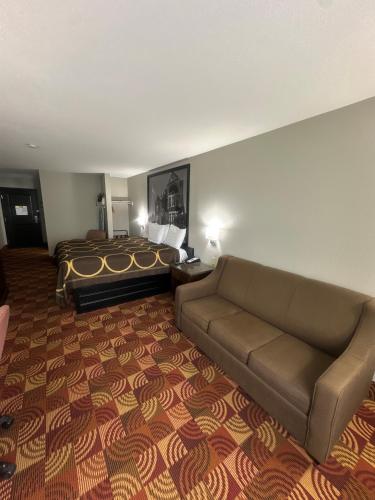 Super 8 by Wyndham Lake of the Ozarks - image 14