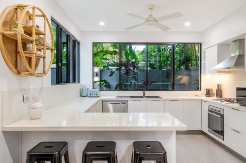 Tropic Villa at 2/42 Garrick Street - image 5