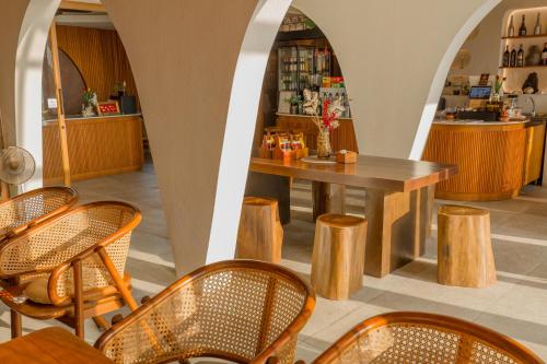 Tasana bar and luxury resort - 레스토랑