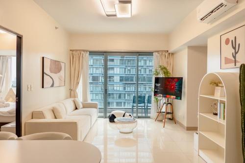 Family 2 Bedroom and 1 living Room Suite with Balcony - One Uptown, BGC, Manila
