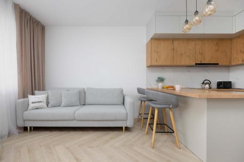 Cozy Apartment in Warsaw's Praga District with Parking by Noclegi Renters, Варшава
