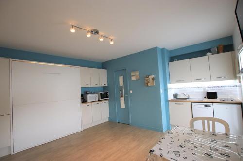 บริการและสิ่งอำนวยความสะดวก, Appartement avec piscine et accès direct à la mer (Appartement avec piscine et acces direct a la mer) in ชาร์เตลายอง ปาล์ค