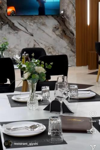 ห้องอาหาร, Luxury Hotel By Gjyshi in รินาส