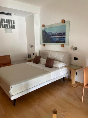 One-Bedroom Apartment image 8