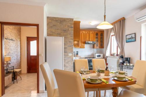 المرافق, Villa Mirela, a romantic and charming pool villa in Santalezi