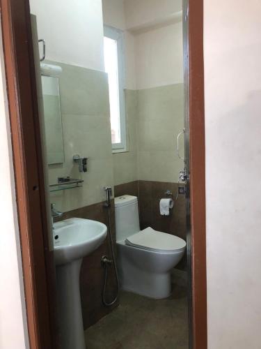 Badkamer, Shanti Dwellingss in Thimi