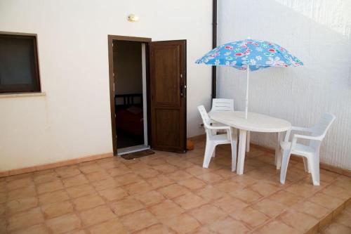 Triple Room with Garden View image 5