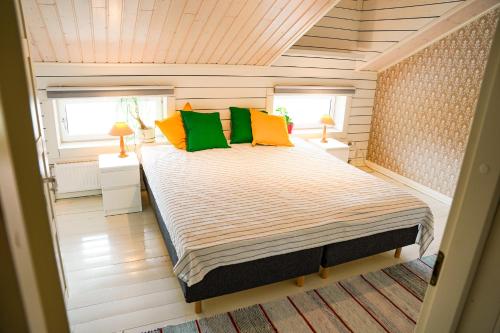 Deluxe One-Bedroom Apartment