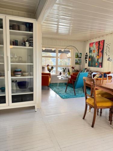 Kunstnerhytte med panoramautsikt på Furuholmen (Kunstnerhytte med panoramautsikt pa Furuholmen) in Sarpsborg