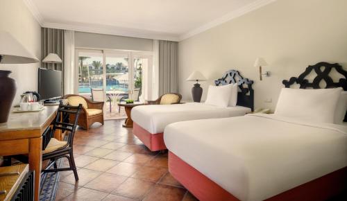 Deluxe, Queen or Twin Room Pool View image 3