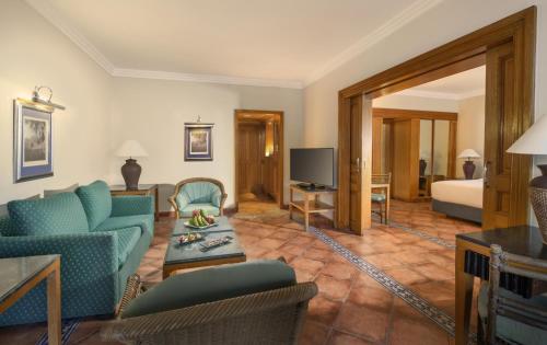 Junior Queen Suite image 5