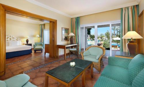 Junior Queen Suite image 7