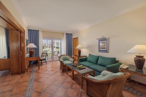 Junior Queen Suite image 6