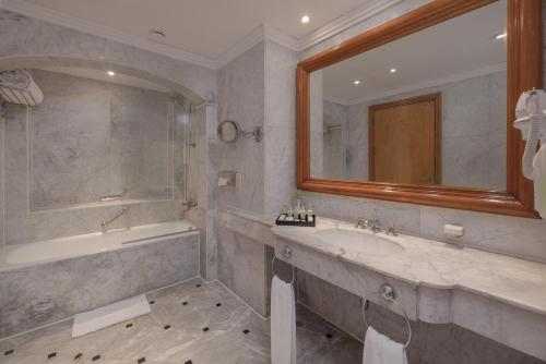 Junior Queen Suite image 9