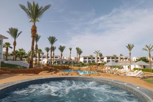 Superior, Queen or Twin Room Pool View image 4