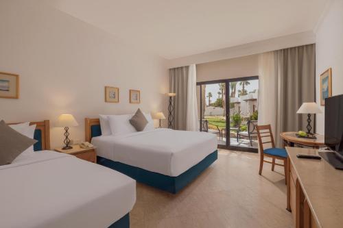 Standard, Queen or Twin Room Side Sea View image 2