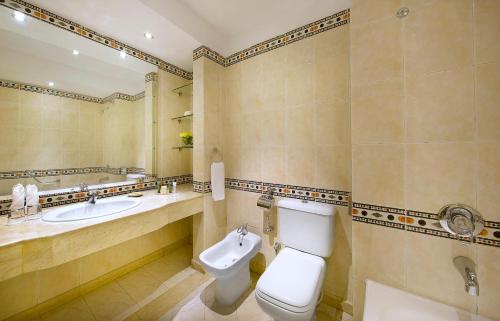 Superior, Queen or Twin Bed, Pool View image 3