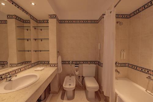 Standard, Queen or Twin Room Side Sea View image 3