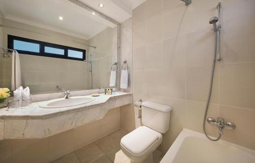 Junior Queen Suite image 2