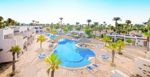 Superior, Queen or Twin Bed, Pool View image 4
