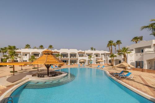 Superior, Queen or Twin Bed, Pool View image 5
