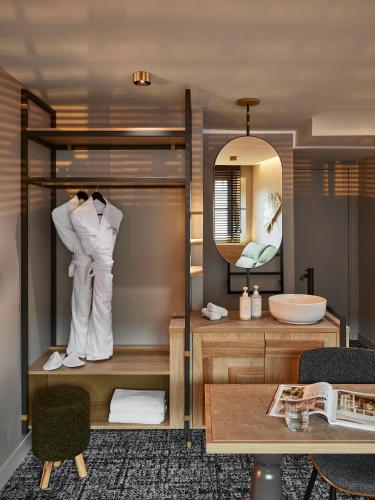 room detail thumbnail 2