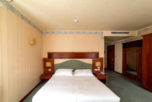 PHI Hotel Astoria - image 10