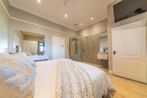 Room 3 - LEO Sky Guest House, Simondium (фото 3)