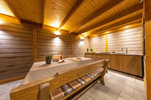 Kert, Zet House in Zetelaka