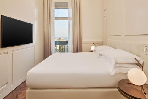 King Guest Room image 4