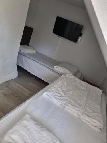 4 twin beds