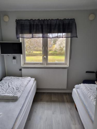 2 twin beds