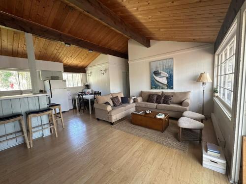 Cozy lakeside Cottage on 3 Mile Lake with Wifi in 溫德米爾(ON)