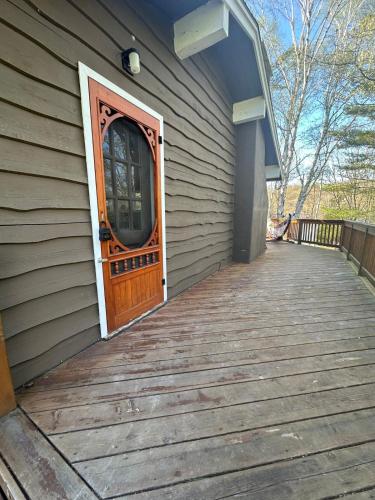 Cozy lakeside Cottage on 3 Mile Lake with Wifi in 溫德米爾(ON)