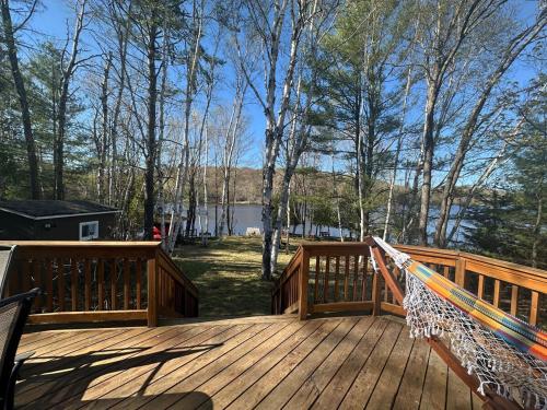 Cozy lakeside Cottage on 3 Mile Lake with Wifi in 溫德米爾(ON)