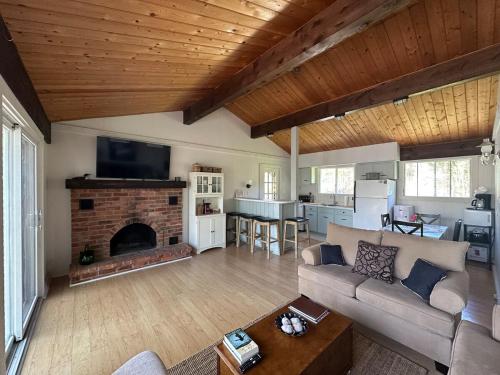 Cozy lakeside Cottage on 3 Mile Lake with Wifi in 溫德米爾(ON)