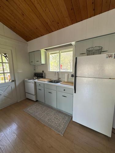 Cozy lakeside Cottage on 3 Mile Lake with Wifi in 溫德米爾(ON)