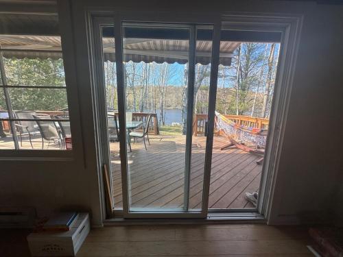 Cozy lakeside Cottage on 3 Mile Lake with Wifi in 溫德米爾(ON)