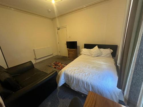 Smethwick Birmingham Cosy Spacious Bedroom - Free WiFi & Parking in Smethwick