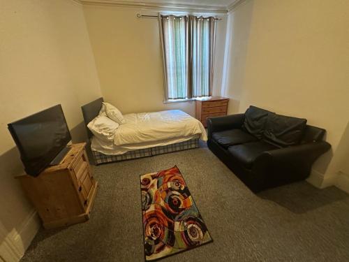 Smethwick Birmingham Cosy Spacious Bedroom - Free WiFi & Parking in Smethwick