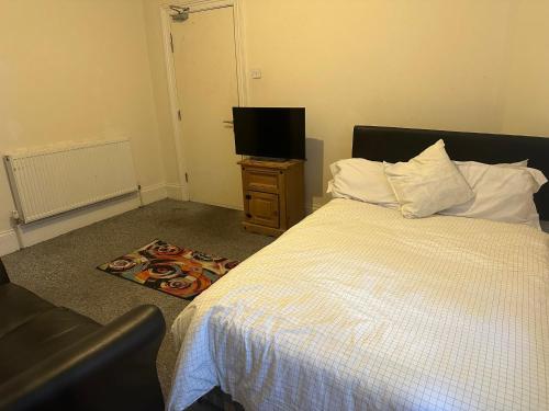 Smethwick Birmingham Cosy Spacious Bedroom - Free WiFi & Parking in Smethwick