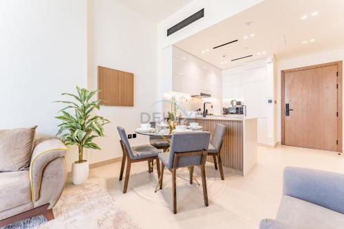 Skyline and Community Views 1BR, Near Mall and Community Park, Binghatti Onyx, Jumeirah Village Circle by Deluxe Holiday Homes, Dubái (foto 4)