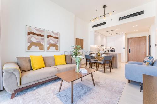 Skyline and Community Views 1BR, Near Mall and Community Park, Binghatti Onyx, Jumeirah Village Circle by Deluxe Holiday Homes, Dubái (foto 2)
