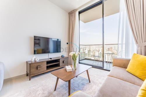 Skyline and Community Views 1BR, Near Mall and Community Park, Binghatti Onyx, Jumeirah Village Circle by Deluxe Holiday Homes, Dubái (foto 6)