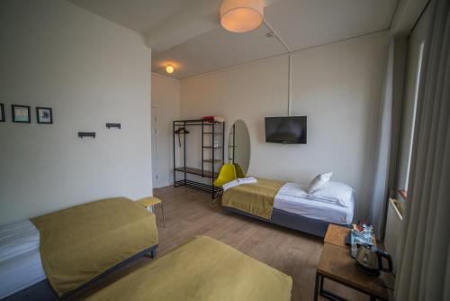 3 twin beds