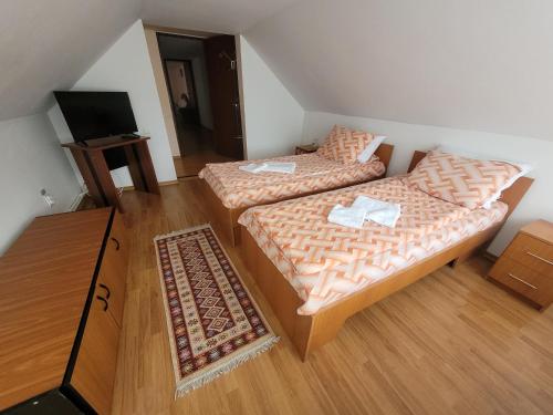 2 twin beds