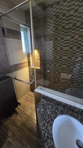 4 bedrooms furnished apartment in central Karachi - image 3