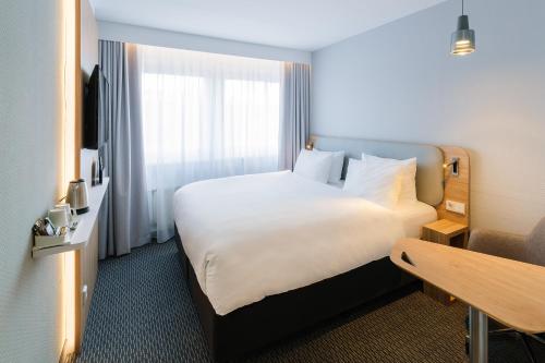 Standard King Room image 3